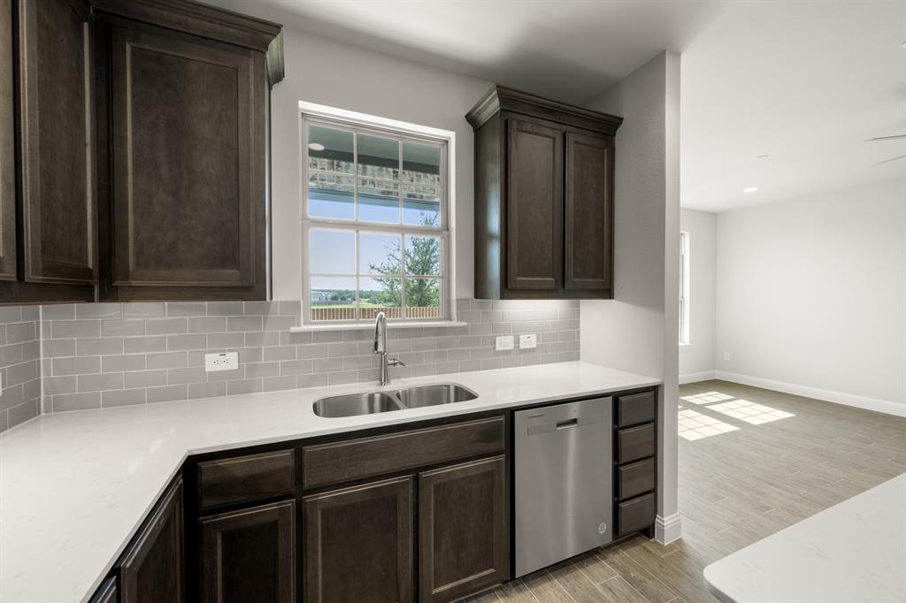 660 Sandiford Court Mansfield, TX 76063 - Photo 20 of 37 660 Sandiford- Kitchen-4