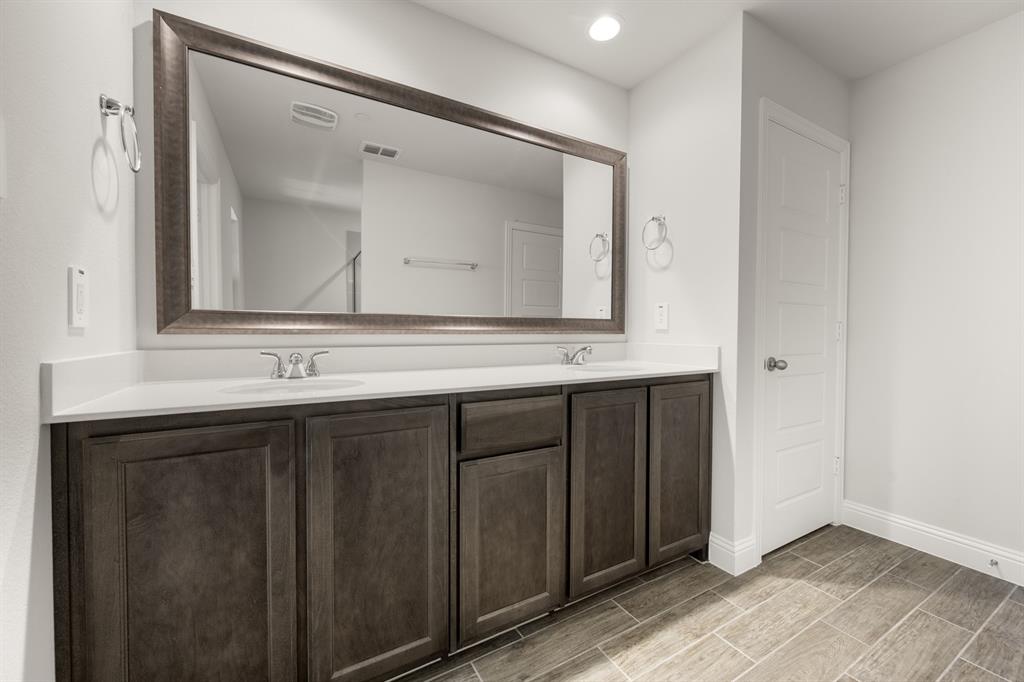 660 Sandiford Court Mansfield, TX 76063 - Photo 30 of 37 660 Sandiford- Primary Suite-4