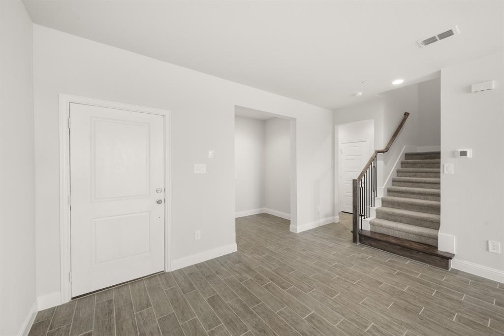 660 Sandiford Court Mansfield, TX 76063 - Photo 7 of 37 660 Sandiford- Entry-1