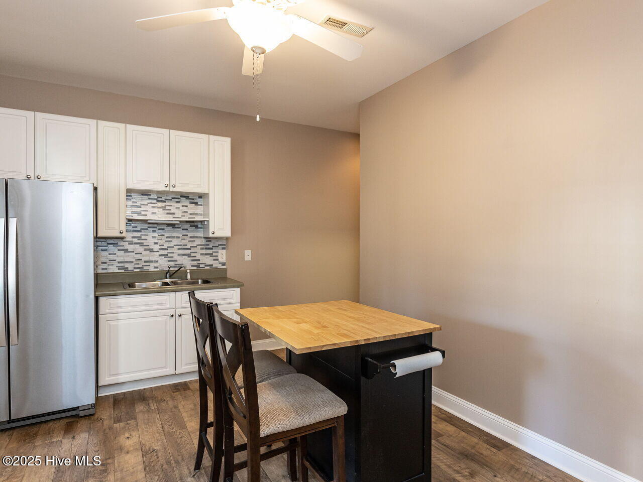 129 Sunset Drive Cedar Point, NC 28584 - Photo 31 of 47 032-1280x960-entertaining-area