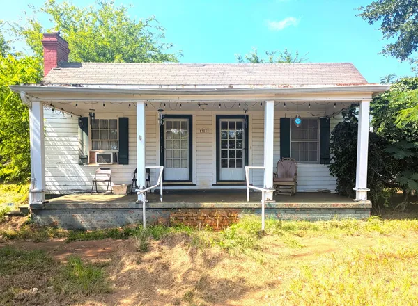 $99,970 | 303 East Livingston Street, San Augustine, TX 75972