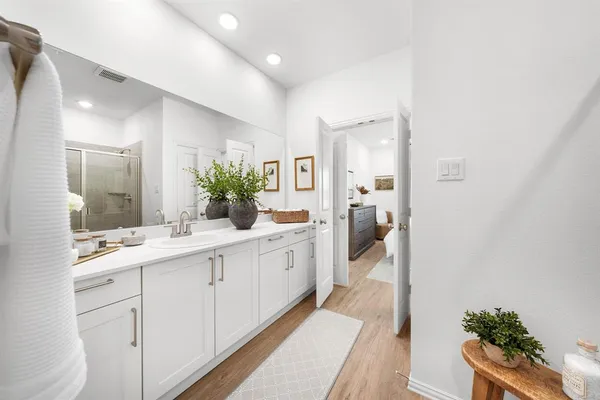 a en suite bathroom with a double vanity sink and mirror