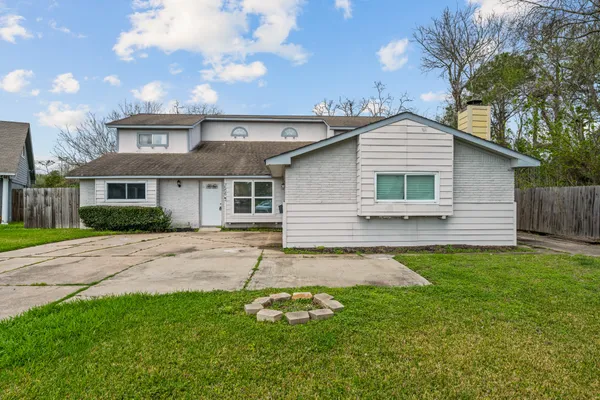a view of a yard in front of a house