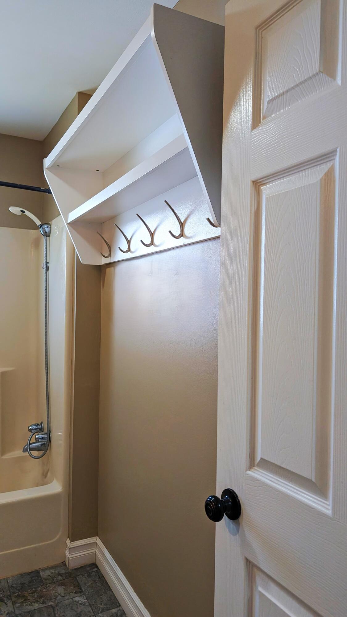 280 South Baldwin Road Clarkston, MI 48348 - Photo 21 of 47 bath hanging space