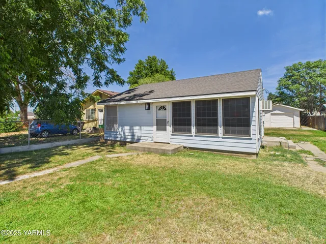 $220,000 | 914 Madison Avenue, Toppenish, WA 98948