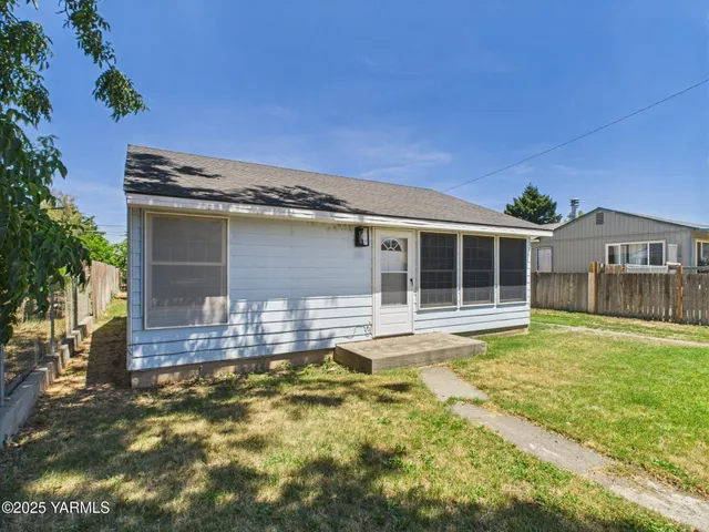 $220,000 | 914 Madison Avenue, Toppenish, WA 98948