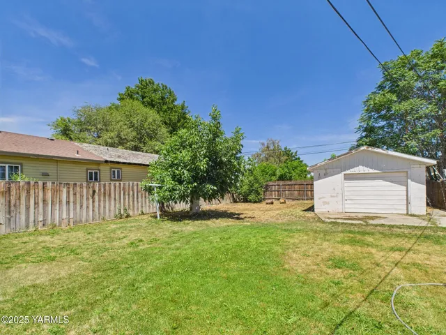 $220,000 | 914 Madison Avenue, Toppenish, WA 98948