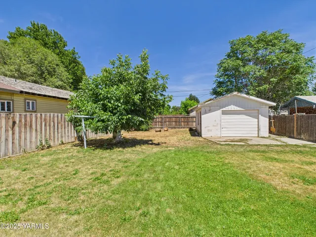 $220,000 | 914 Madison Avenue, Toppenish, WA 98948