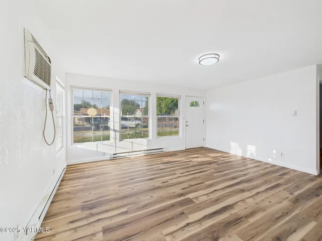 $220,000 | 914 Madison Avenue, Toppenish, WA 98948