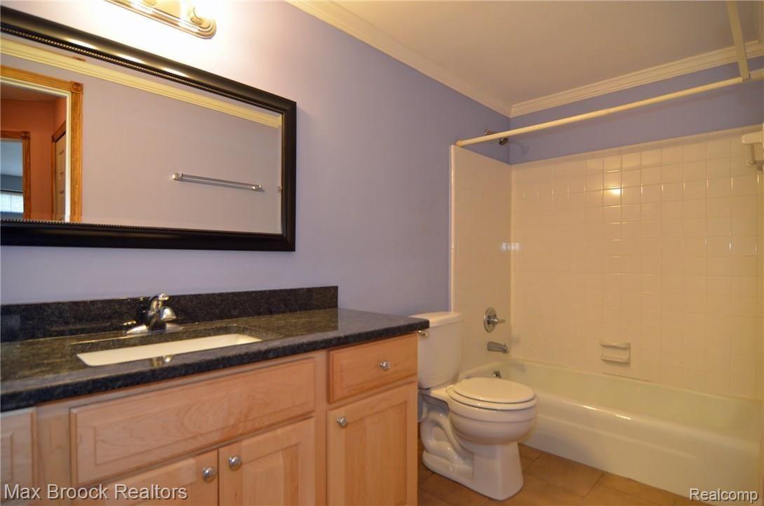 475 Baldwin Avenue Rochester, MI 48307 - Photo 9 of 9 9 Main Bath.JPG