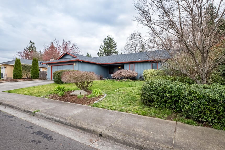 2566 Roberts Road Medford, OR 97504 - Photo 2 of 34 2566 Roberts-2
