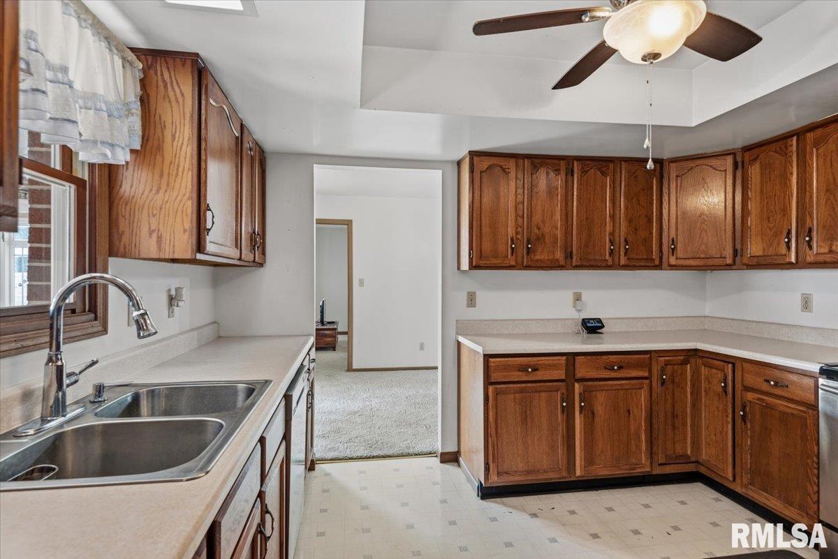 54 Longview Drive Springfield, IL 62712 - Photo 9 of 29