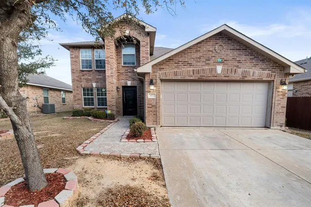 $2,400 | 412 Sandy Creek Drive, Fort Worth, TX 76131