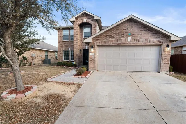 $2,400 | 412 Sandy Creek Drive, Fort Worth, TX 76131