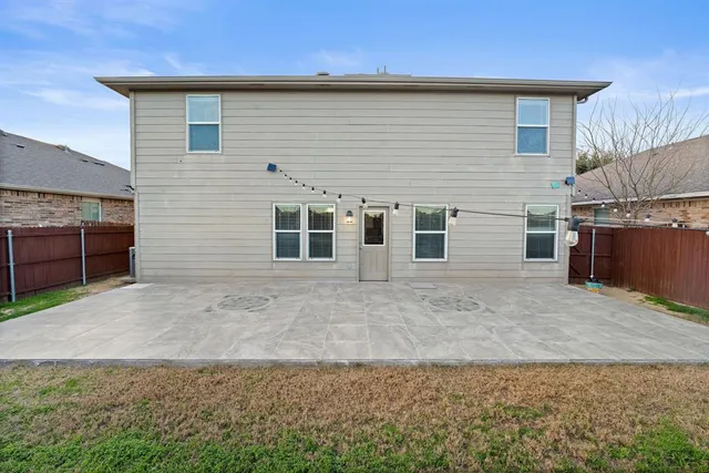 $2,400 | 412 Sandy Creek Drive, Fort Worth, TX 76131