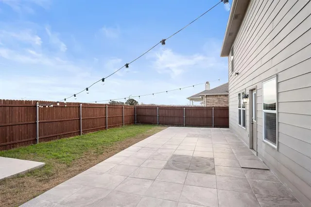 $2,400 | 412 Sandy Creek Drive, Fort Worth, TX 76131