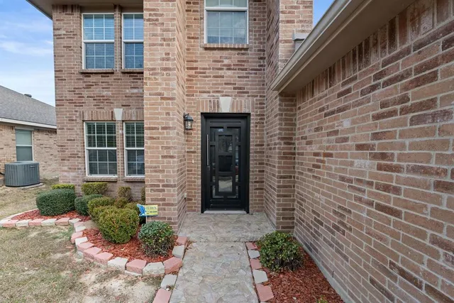 $2,400 | 412 Sandy Creek Drive, Fort Worth, TX 76131