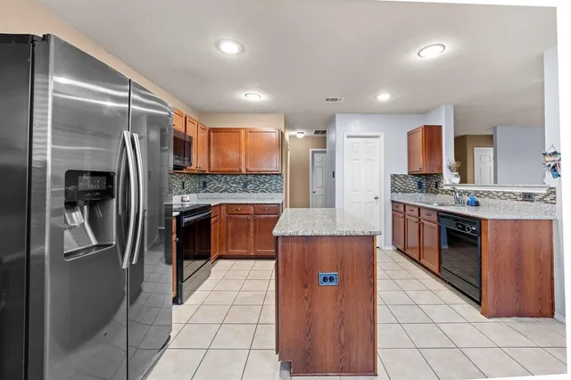 $2,400 | 412 Sandy Creek Drive, Fort Worth, TX 76131