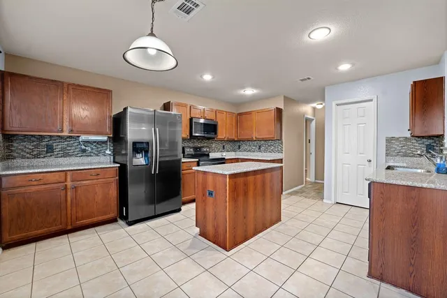 $2,400 | 412 Sandy Creek Drive, Fort Worth, TX 76131