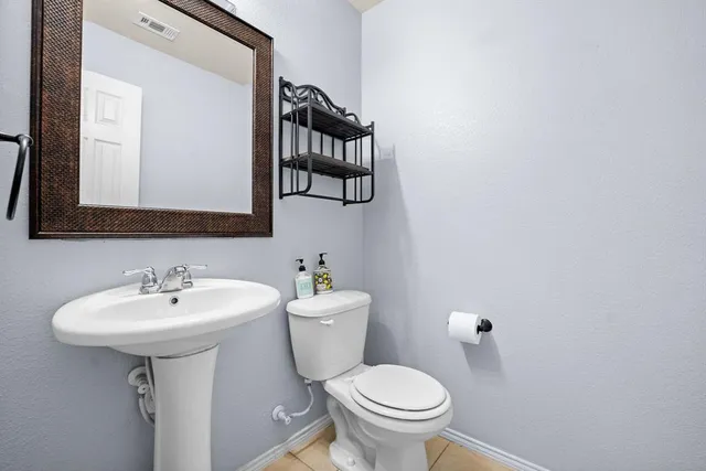 $2,400 | 412 Sandy Creek Drive, Fort Worth, TX 76131