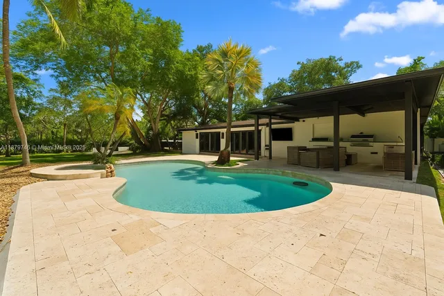 a view of a backyard