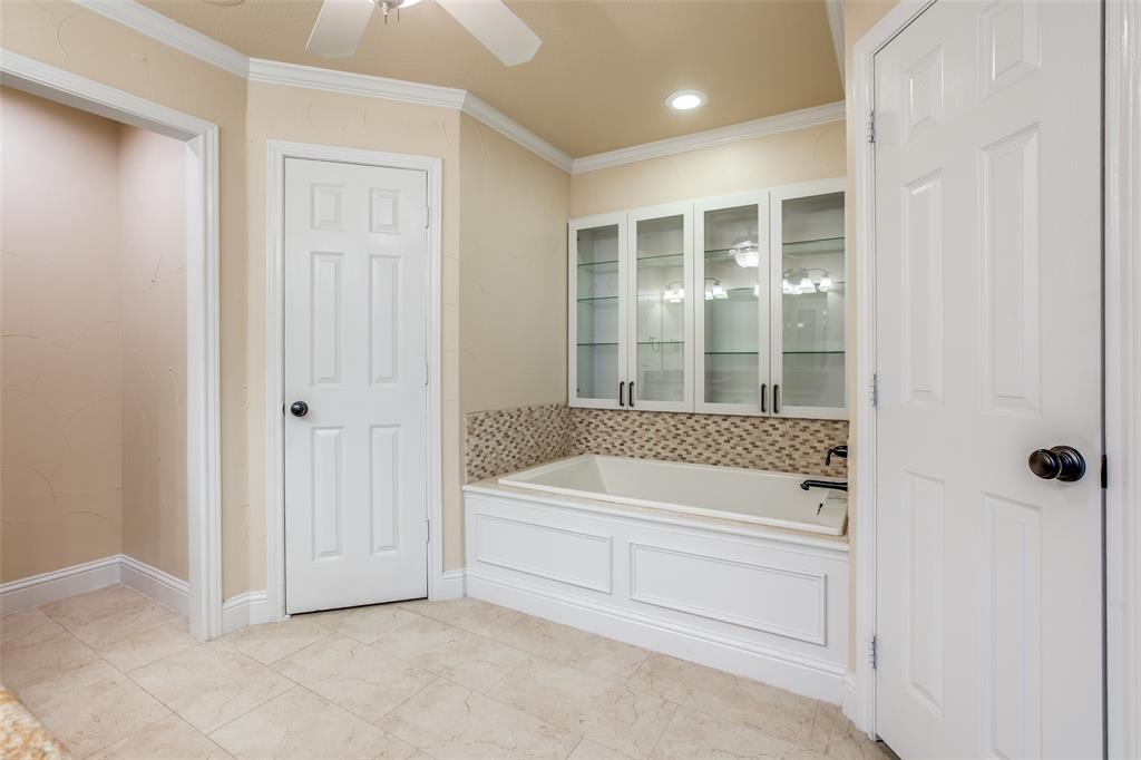 3202 Ridge Oak Drive Garland, TX 75044 - Photo 22 of 25 a bathroom with a tub shower and mirror