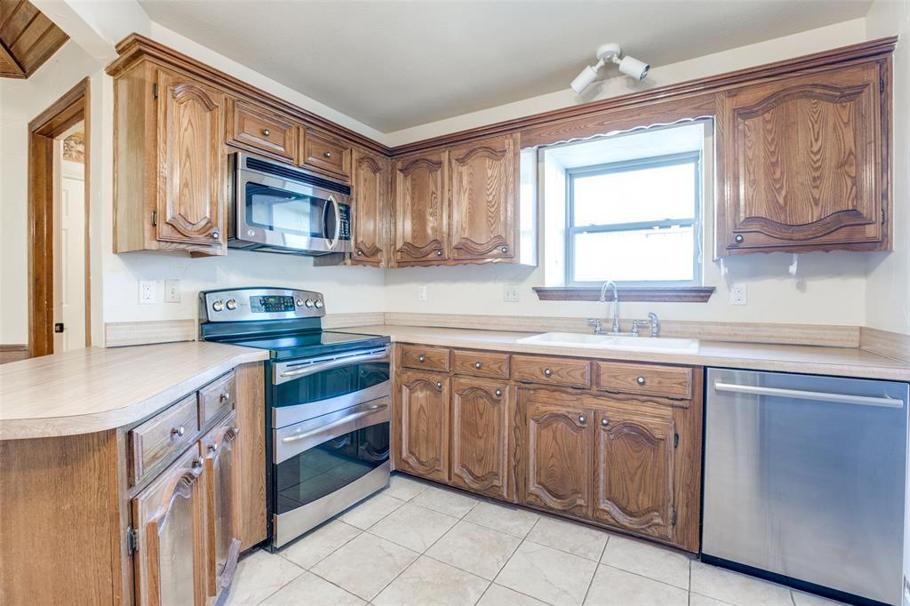 3202 Ridge Oak Drive Garland, TX 75044 - Photo 10 of 25 a kitchen with a sink stove and microwave