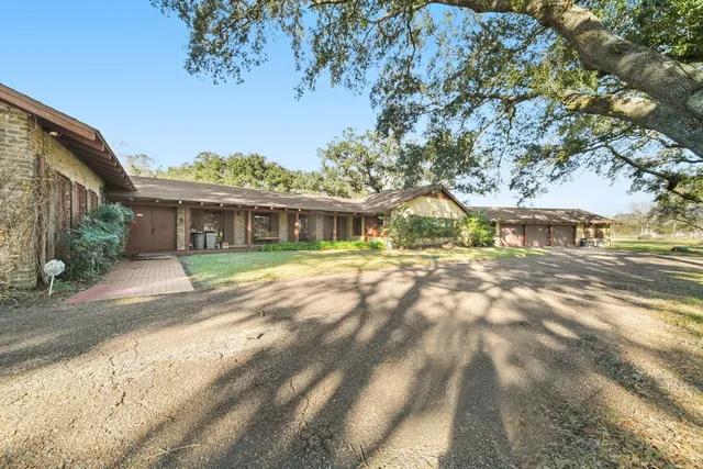 a view of a house with a backyard