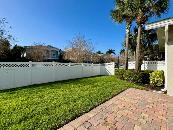 a view of a back yard