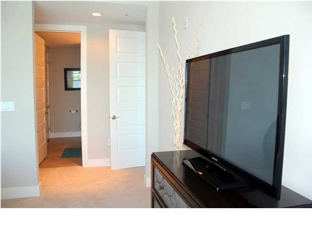 211 Durango Road, Unit 416 Destin, FL 32541 - Photo 16 of 34 a room with a table and a mirror