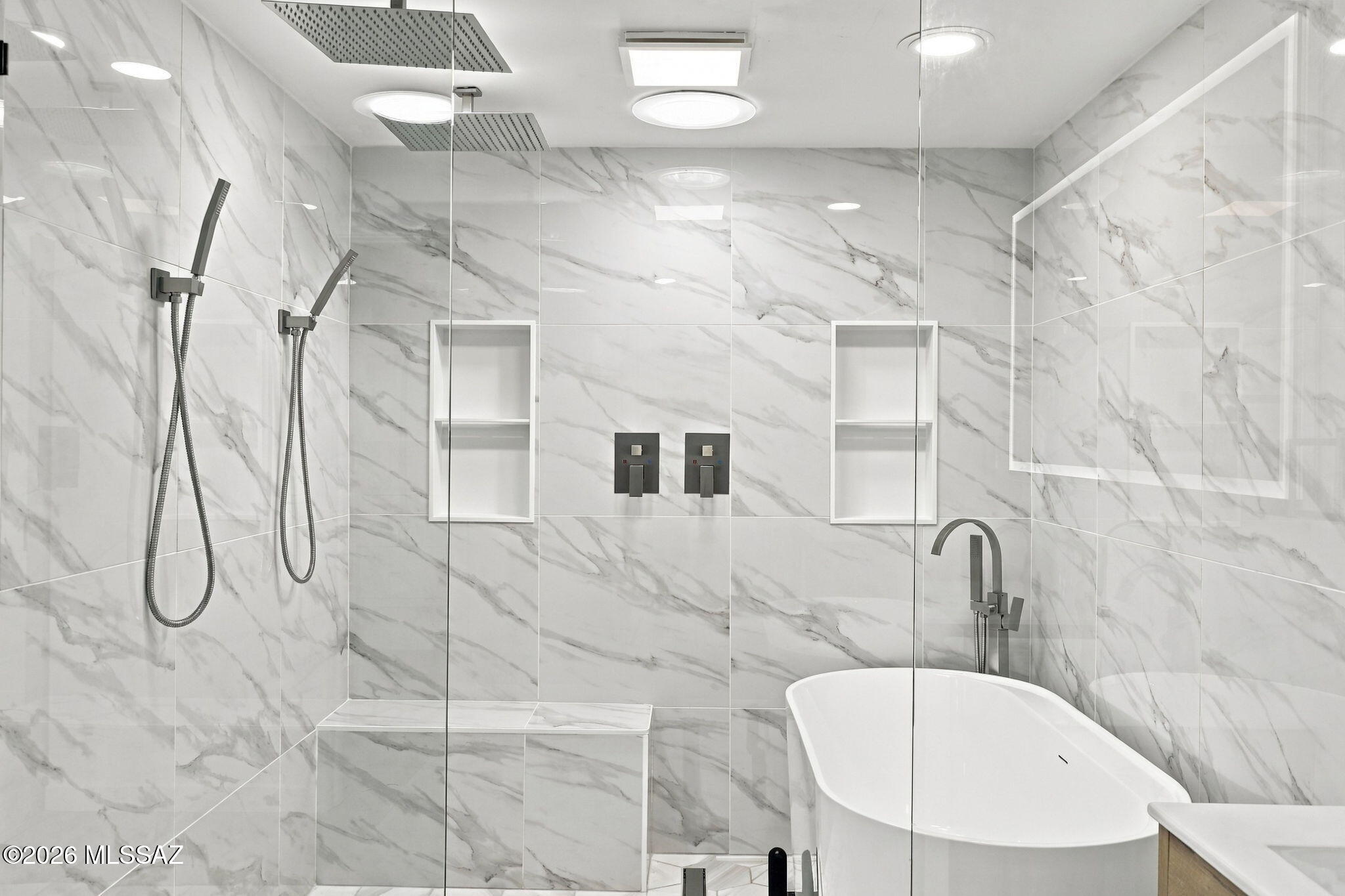 950 West Ina Road Tucson, AZ 85704 - Photo 19 of 50 Main Residence - Master Suite - Bath