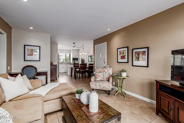 $159,500 | 500 West Clarendon Avenue, Unit F6, Phoenix, AZ 85013