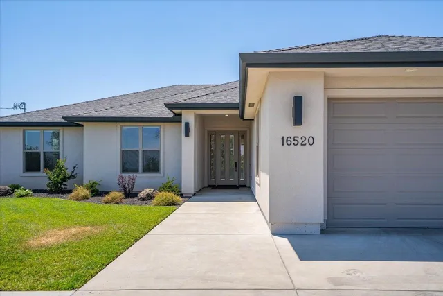 a view of a house with yard and plants