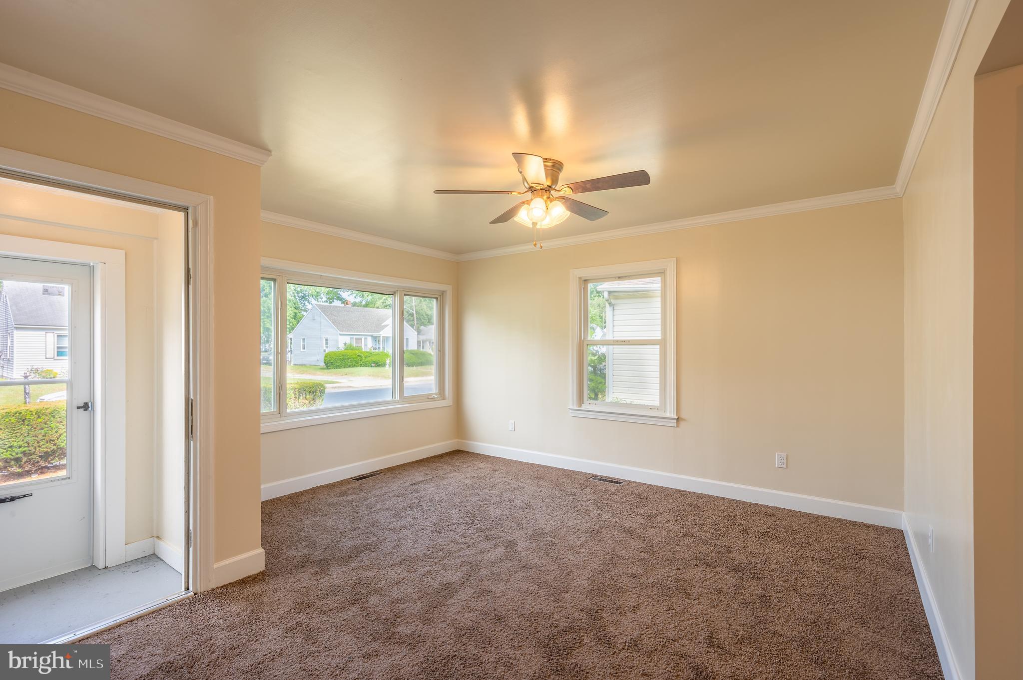 819 E Road Salisbury, MD 21801 - Photo 8 of 38 Living room