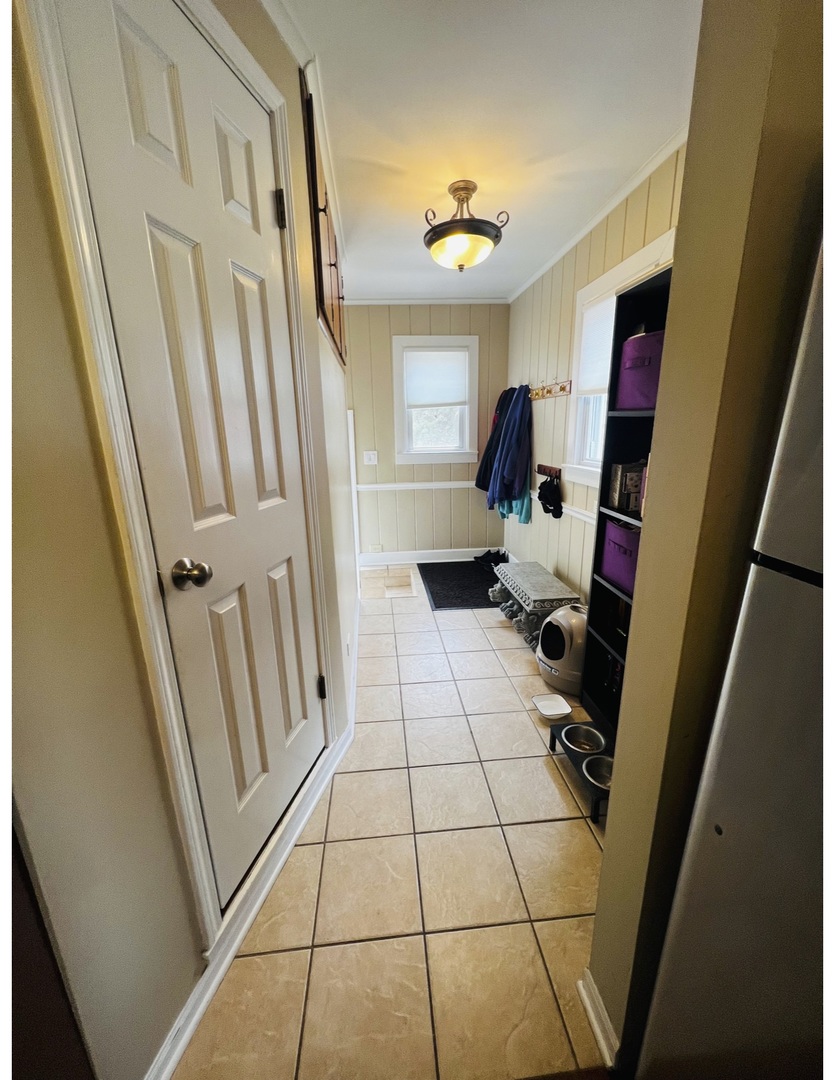 205 West Harrison Road Lombard, IL 60148 - Photo 20 of 26 a view of a livingroom with furniture and entryway