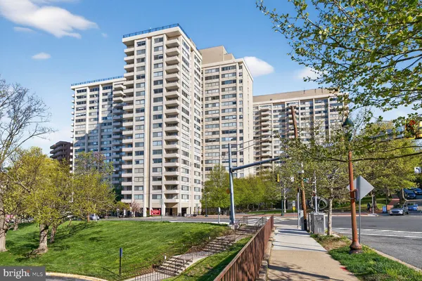 $2,300 | 4515 Willard Avenue, Unit 2008S, Chevy Chase, MD 20815