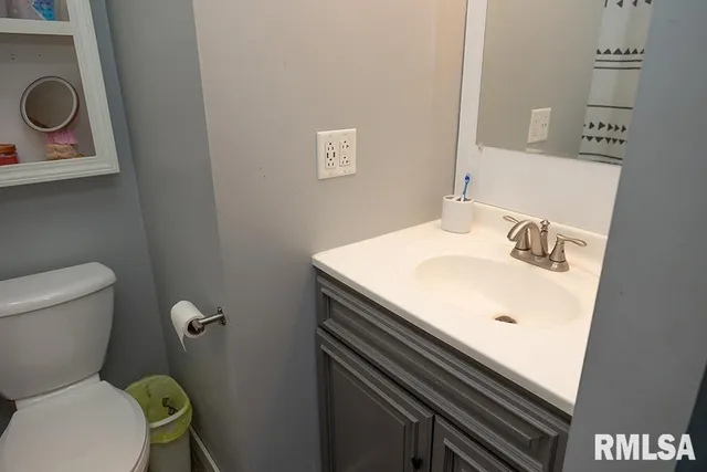 $325,000 | 484 Country Road 800 East, Louisville, IL 62858