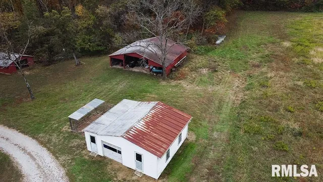 $325,000 | 484 Country Road 800 East, Louisville, IL 62858