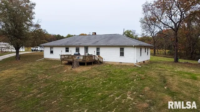 $325,000 | 484 Country Road 800 East, Louisville, IL 62858