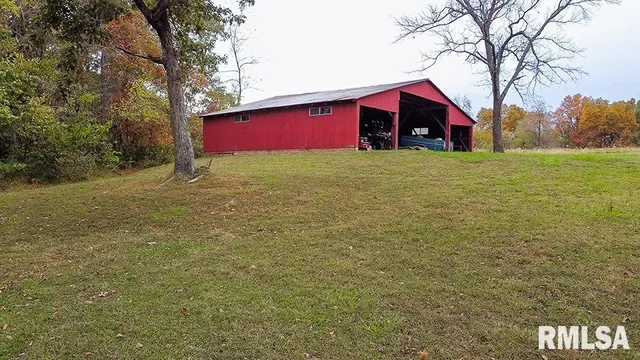 $325,000 | 484 Country Road 800 East, Louisville, IL 62858