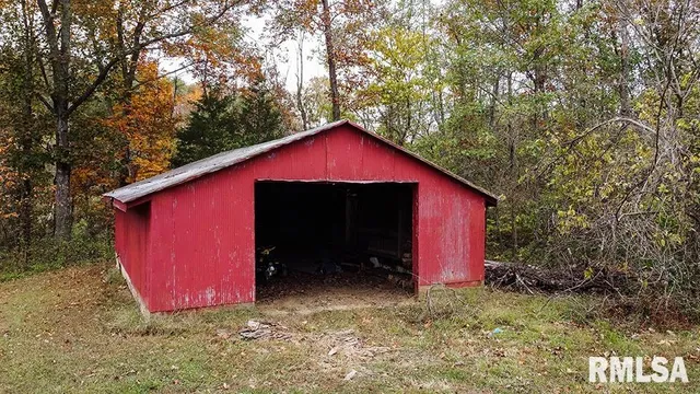 $325,000 | 484 Country Road 800 East, Louisville, IL 62858