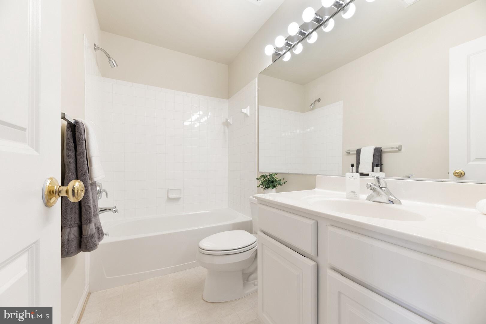 9057 Ribbon Falls Loop Bristow, VA 20136 - Photo 23 of 39 Upstairs Hall Bathroom