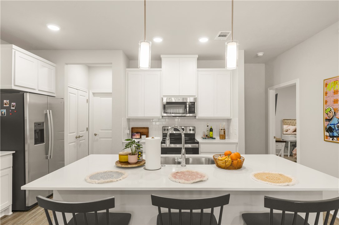 1326 Prairie Drive, Unit 113 Bryan, TX 77803 - Photo 11 of 21 Kitchen featuring stainless steel appliances, tast