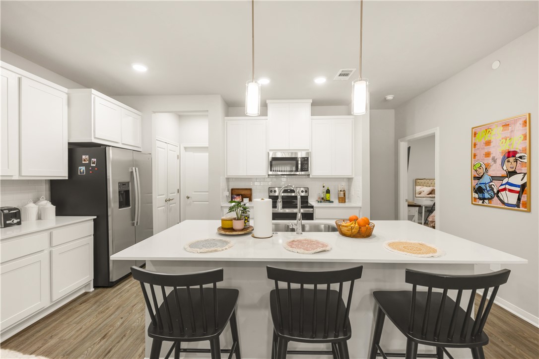 1326 Prairie Drive, Unit 113 Bryan, TX 77803 - Photo 7 of 21 Kitchen featuring appliances with stainless steel