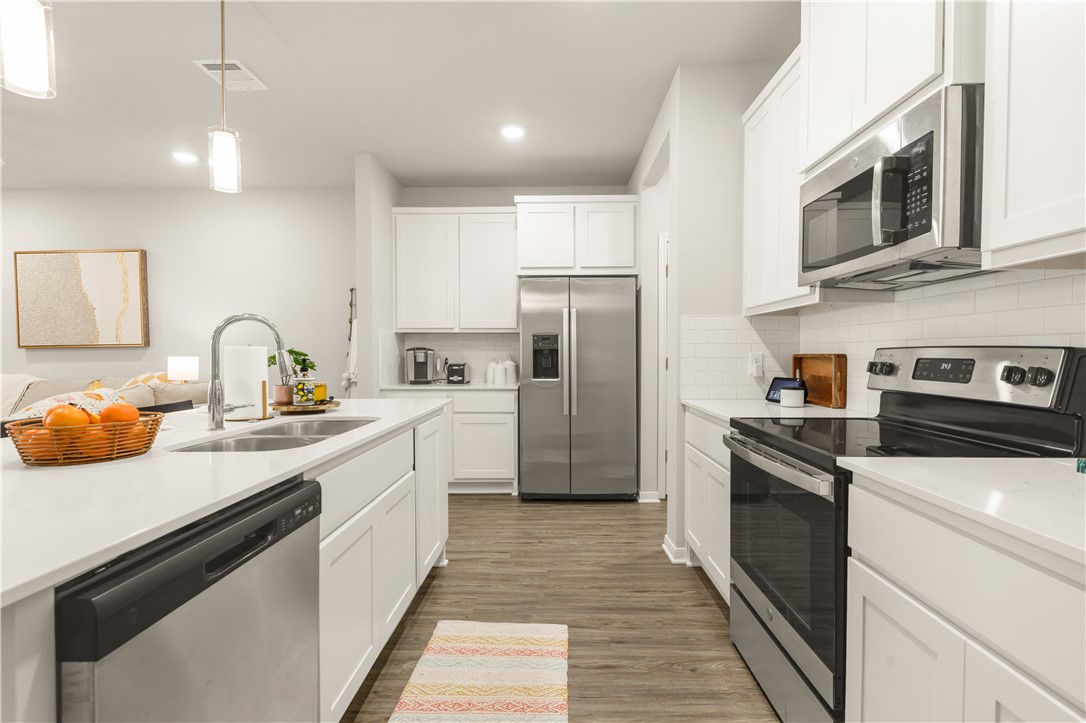 1326 Prairie Drive, Unit 113 Bryan, TX 77803 - Photo 9 of 21 Kitchen featuring appliances with stainless steel