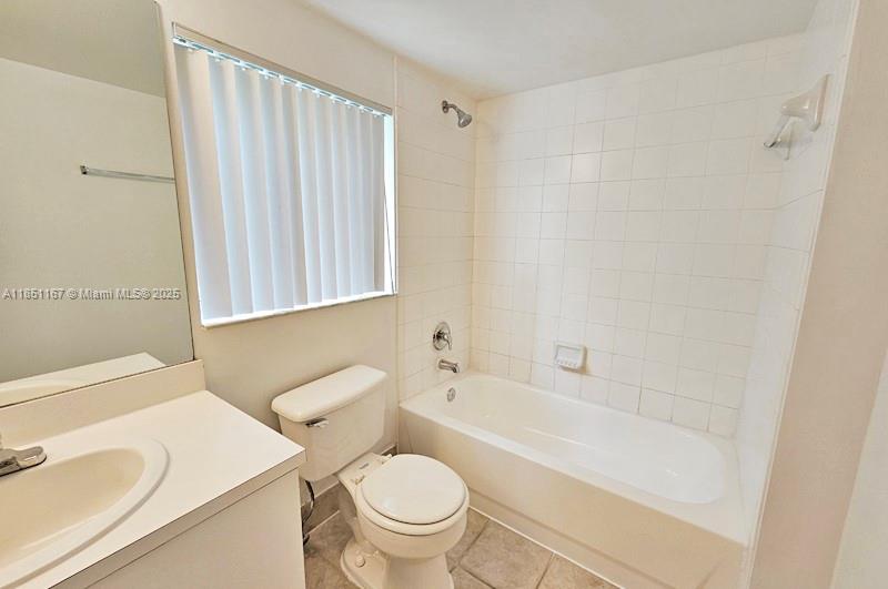 4149 Haverhill Road, Unit 1608 West Palm Beach, FL 33417 - Photo 10 of 29 a bathroom with a sink a toilet and a bathtub