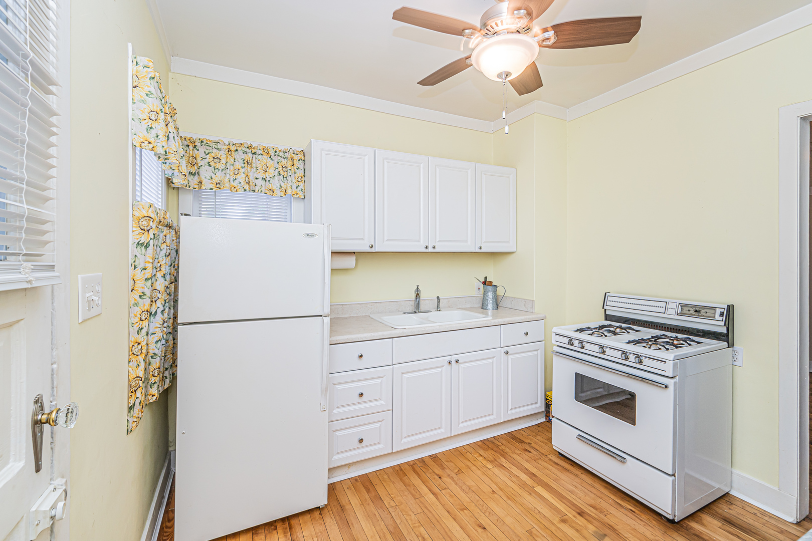 60 Pine Avenue Riverside, IL 60546 - Photo 11 of 27 a kitchen with a stove a sink and a refrigerator