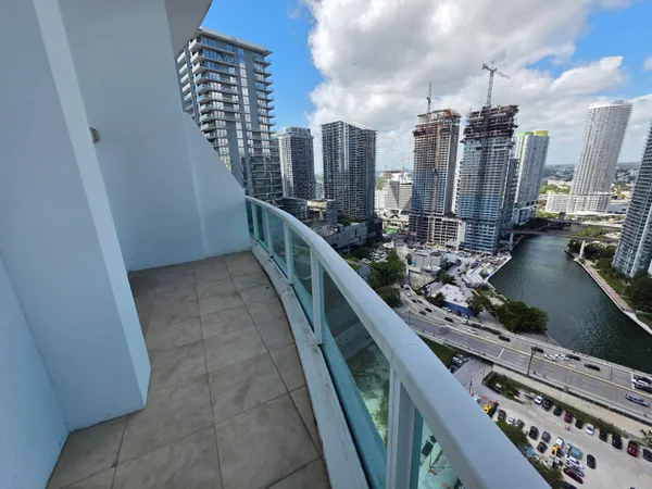 $5,200 | 41 Southeast 5th Street, Unit 1917, Miami, FL 33131
