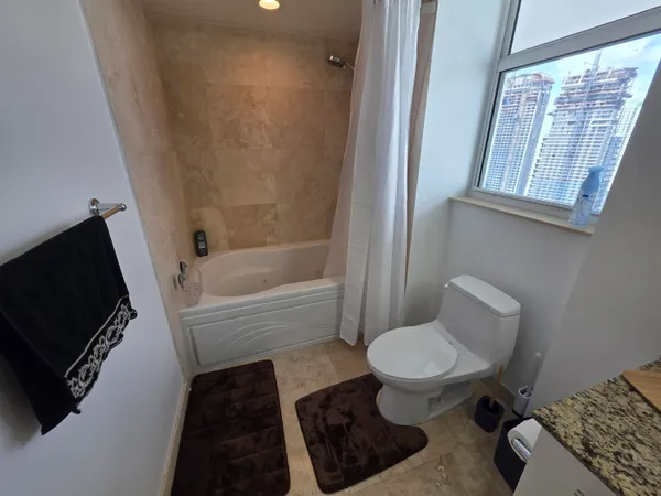 $5,200 | 41 Southeast 5th Street, Unit 1917, Miami, FL 33131