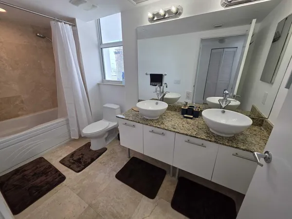 $5,200 | 41 Southeast 5th Street, Unit 1917, Miami, FL 33131